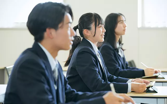 特進クラスの様子。生徒みんなが真剣に勉強している。