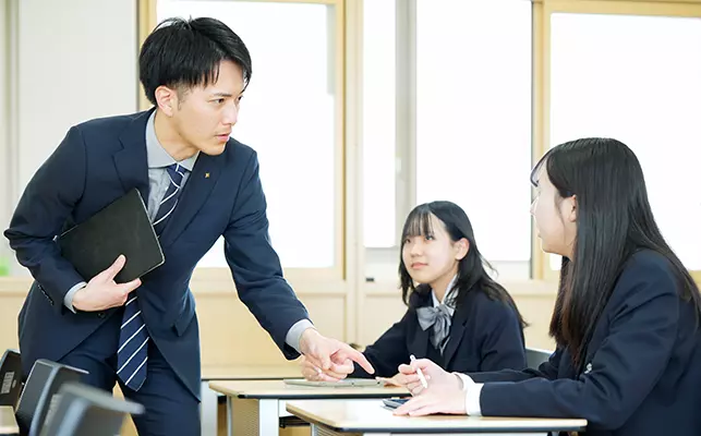 普通科 進学クラスの様子。先生が生徒に教えている。