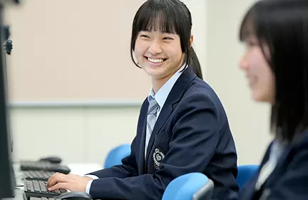 情報 会計クラスの様子。生徒がパソコンを操作している。