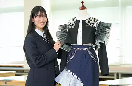 家政クラスの様子。生徒が服を触っている。