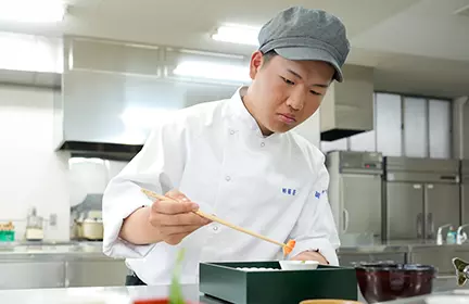 食物調理科クラスの様子。生徒が料理をしている。