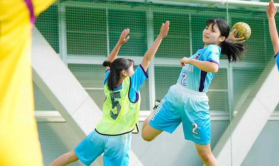 運動部の様子。生徒みんなが真剣に運動している。