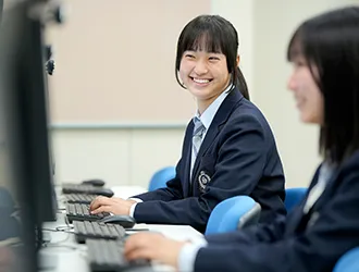 情報 会計クラスの様子。生徒がパソコンを操作している。